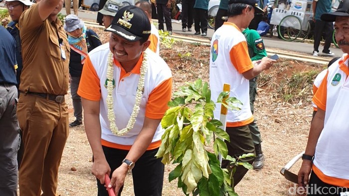 Jadikan Kek Pariwisata Kawasan Jatigede Ditanami Sejuta Pohon