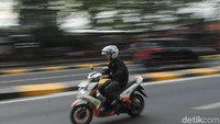 Apalagi di jam-jam sibuk, pemotor sering melintas untuk mempercepat jarak tempuh dan menghindari kemacetan di ruas bawah JLNT Kuningan.