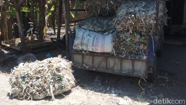 Sampah plastik impor yang diangkut pikap