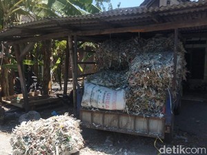 Menengok Pabrik Tahu di Sidoarjo yang Masih Berbahan Bakar Sampah Plastik Impor