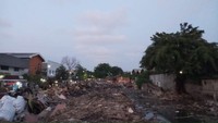 Ada dua penataan yang dilakukan oleh Pemkot Jakut yaitu penataan pembangunan jogging track sepanjang jalan inspeksi Danau Selatan (danau 1) di sepanjang RW 001, 005 & 006 yang bertujuan menciptakan tata ruang yang ramah lingkungan dan sehat. (Farih Maulana/detikcom)