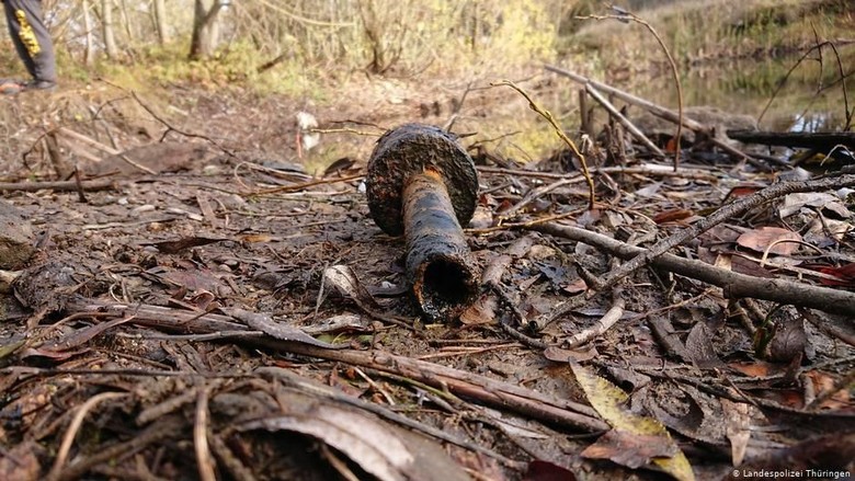 Niat Mancing Ikan, Anak-anak Ini Malah Temukan Puing Senjata Perang Dunia II Niat Mancing Ikan, Anak-anak Ini Malah Temukan Puing Senjata Perang Dunia II