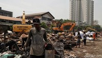 Pasalnya selama ini, kawasan tersebut tergenang banjir karena saluran diduduki oleh bangunan.