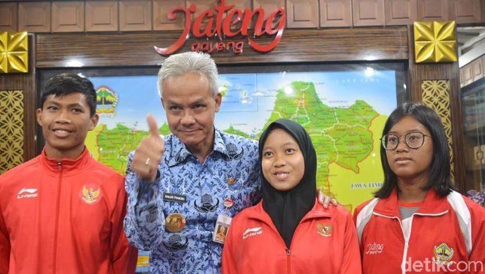 Karisma Evi Tiarani (18) warga Kecamatan Simo, Boyolali bertemu Gubernur Jawa Tengah Ganjar Pranowo. (Angling Adhitya Purbaya/detikSport) Karisma Evi Tiarani (18) warga Kecamatan Simo, Boyolali bertemu Gubernur Jawa Tengah Ganjar Pranowo. (Angling Adhitya Purbaya/detikSport)