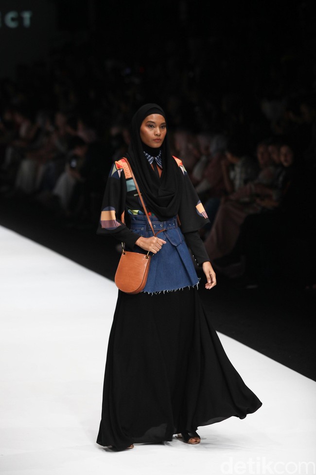 Zaskia Sungkar menampilkan koleksi busana street style dalam fashion show bertema The Front Row di Jakarta Fashion Week 2020, Senayan City, Jakarta. Sabtu [26/10/2019]. Foto: Rifkianto Nugroho/detikcom