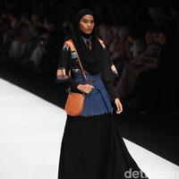 Zaskia Sungkar menampilkan koleksi busana street style dalam fashion show bertema The Front Row di Jakarta Fashion Week 2020, Senayan City, Jakarta. Sabtu [26/10/2019]. Foto: Rifkianto Nugroho/detikcom