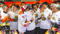 Ada momen Marquez dan Lorenzo berpelukan selepas balapan. (Foto: dok.Repsol Honda)