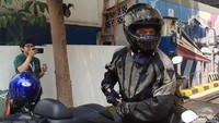 Saat ditanya alasan naik motor, ia mengatakan supaya tak macet.