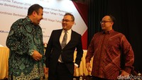 Direktur Strategy and Finance CIMB Niaga Lee Kai Kwong (tengah) berbincang dengan Direktur Business Banking CIMB Niaga Rahardja Alimhamzah (kanan) dan Direktur Syariah Banking CIMB Niaga Pandji P. Djajanegara (kiri) di sela acara Public Expose CIMB Niaga di Jakarta, Senin (18/11/2019).