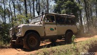 Kendaraan Land Rover yang berbodi gagah dan antik akan membawa wisatawan menikmati destinasi wisata yang dapat memacu adrenalin.