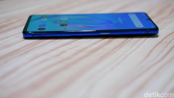 Bagian kiri ponsel ini terdapat tombol power, sementara di bagian kanan ada tombol pengaturan volume. Foto: Adi Fida Rahman/detikINET