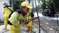 Penertiban kabel semrawut tersebut dilakukan dengan cara memotong kabel tersebut.