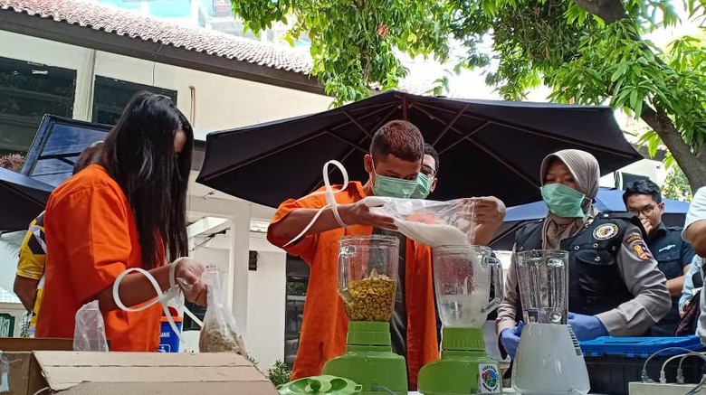 Polda Metro Musnahkan Narkoba dari Jaringan Kurir di Bawah Umur Polda Metro Musnahkan Narkoba dari Jaringan Kurir di Bawah Umur