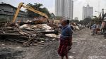 Melihat Aktivitas Eskavator Menggusur Bangunan Liar di Sunter