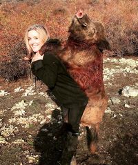 Posting Foto Bareng Hewan Hasil Berburu, Wanita Ini Dapat Ancaman Kematian