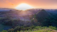 Yang membuat menarik adalah mitos di balik terjadinya bukit ini. Menurut cerita rakyat setempat, bukit ini terbuat dari air mata raksasa yang patah hati karena kekasihnya meninggal. (iStock)