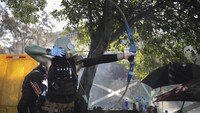 Dalam bentrokan di sekitar area kampus PolyU, seorang polisi terkena anak panah yang dilepaskan demonstran. Merespons aksi anarkis ini, polisi Hong Kong memperingatkan bahwa pihaknya bisa menggunakan peluru tajam jika demonstran tidak berhenti menggunakan senjata mematikan termasuk bom molotov dan busur panah. Foto: AP Photo/Kin Cheung