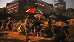 Polisi dan Demonstran Saling Serang di Kampus Hong Kong Polisi dan Demonstran Saling Serang di Kampus Hong Kong