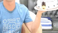 Saat rayakan ulang tahun yang ke 27, Eza berpose dengan cake ulang tahun rasa cokelat lengkap dengan lilin angka di atasnya. Foto: Instagram @ezagio
