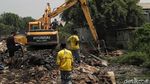 Melihat Aktivitas Eskavator Menggusur Bangunan Liar di Sunter