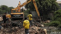 Pemkot Jakut menegaskan sosialisasi sudah dilakukan sebelum penggusuran. Lurah juga telah memberikan surat imbauan kepada warga yang menduduki kawasan itu tanpa Hak Kepemilikan Tanah agar mengosongkan lokasi.