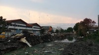 Pemkot Jakarta Utara menyebut penggusuran bangunan liar di Jalan Sunter Agung Perkasa, Tanjung Priok demi menciptakan lingkungan yang sehat dan bebas banjir. Selama ini, kawasan tersebut tergenang banjir karena saluran diduduki oleh bangunan. (Foto: Farih Maulana/detikcom)