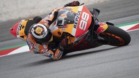 Saat berganti motor Honda pun Lorenzo tetap memakai helm dengan logo Chupa Chups. Mirco Lazzari gp/Getty Images.