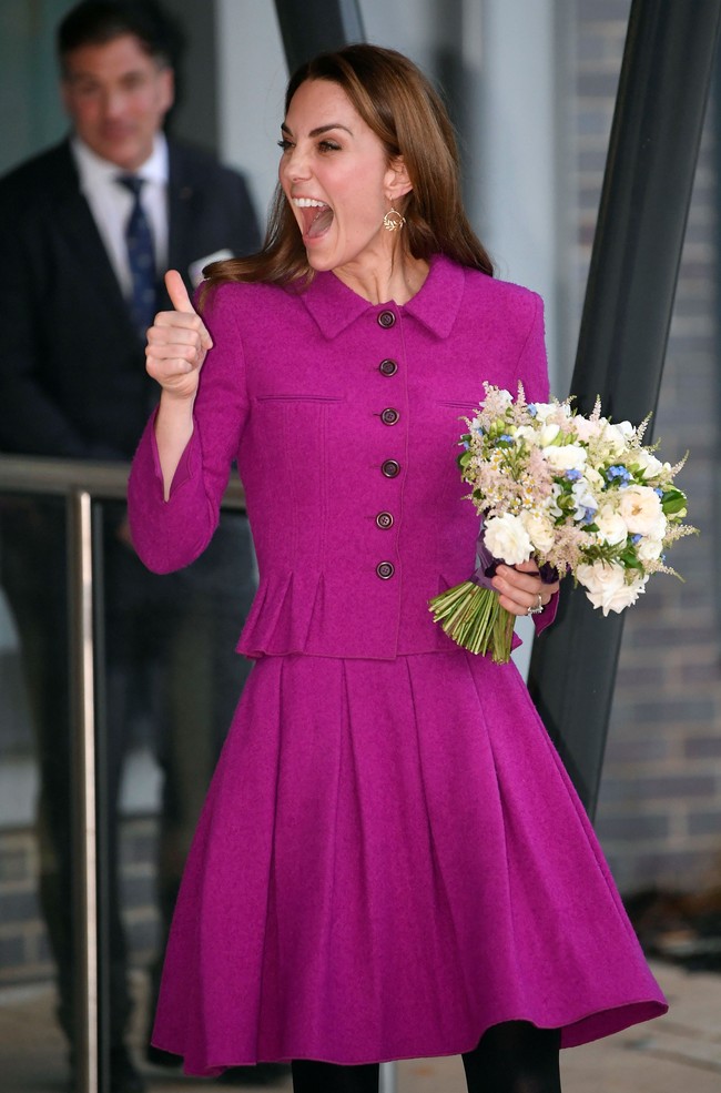 Kate menunjukkan ekspresi cerianya saat mengunjungi rumah sakit The Nook. Kate pun kembali ke London dengan menggunakan transportasi publik lagi. (Foto: Getty Images)