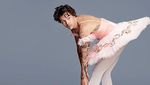 Dulu Pakai Gaun, Kini Harry Styles Jadi Balerina