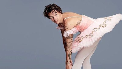 Dulu Pakai Gaun, Kini Harry Styles Jadi Balerina