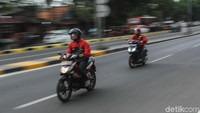 Padahal melintas di JLNT Kuningan bagi pemotor sangat berbahaya.