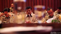 Syahrul Yasin Limpo didampingi jajarannya menghadiri rapat kerja di Komisi IV DPR.