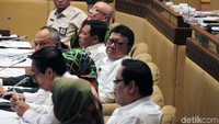 Tjahjo juga menyebut permasalahan jabatan bukan berada di internal TNI dan Kepolisian. Dia mengungkapkan, para lulusan IPDN yang berburu posisi di Pemprov DKI.