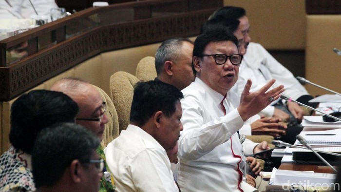Menteri Pendayagunaan Aparatur Negara dan Reformasi Birokrasi (MenPAN-RB) Tjahjo Kumolo bersama jajarannya menghadiri rapat kerja (raker) dengan Komisi II DPR RI.
