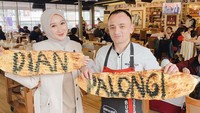 Dian sering bepergian ke luar negeri. Salah satunya ketika ke Turki, ia menyambangi restoran chef Burak Özdemir. Tapi sayang nih tulisan nama di rotinya keliru hihi. Foto: Instagram dianpelangi