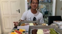 Aneka hidangan dessert mulai dari cake, kue kering, hingga salad buah jadi salah satu makanan favoritnya saat ngemil. Foto: Instagram @ezagio
