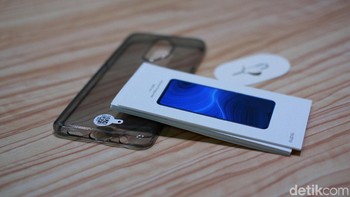 Ada case silicon transparan, buku petunjuk dan jarum pembuka SIM Card tray. Foto: Adi Fida Rahman/detikINET