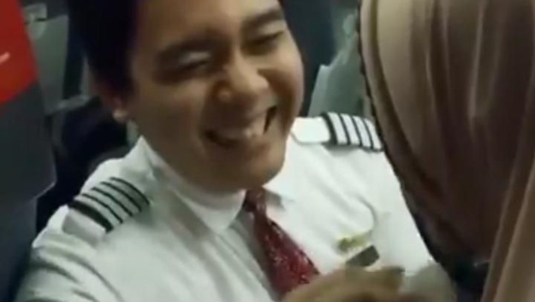 Potongan video pramugara Lion Air yang viral (Twitter) Potongan video pramugara Lion Air yang viral (Twitter)