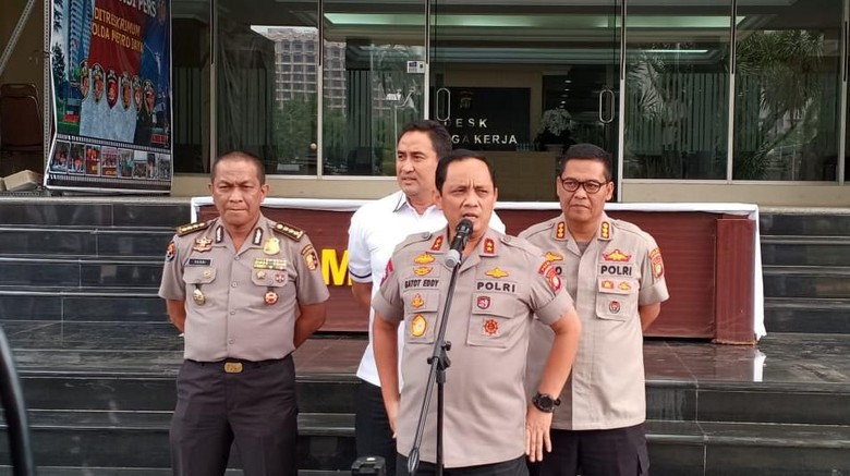 Kapolda Metro Sebut Pelaku Teror Air Keras di Jakbar Sudah 4 Kali Beraksi Kapolda Metro Sebut Pelaku Teror Air Keras di Jakbar Sudah 4 Kali Beraksi