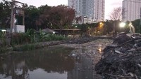 Setelah dibongkar, tampak sampah berada di saluran air tersebut. Warna air di saluran tersebut tampak hijau ataupun cokelat kehitaman. (Farih Maulana/detikcom)