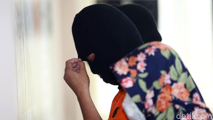 Polisi berhasil membekuk sejumlah pelaku yang menyuplai bahan baku bom ikan. Perbuatan mereka itu dianggap membahayakan dan merusak ekosistem laut.