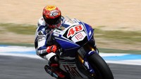 Lorenzo memakai helm berlogo Chupa Chups saat membalap dengan motor Yamaha di Sirkuit Jerez, Spanyol, 18 Februari 2008. Bryn Lennon/Getty Images.