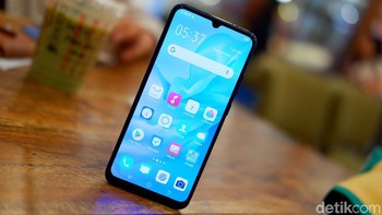 Memori internalnya 128 GB. Bila kurang, tersedia slot microSD yang mendukung hingga 256 GB. Foto: Adi Fida Rahman/detikINET