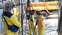 Selain itu, penertiban kabel semrawut juga dilakukan guna mengantisipasi terjadinya hal-hal yang tak diinginkan yang dapat membahayakan para pengguna jalan yang melintas di kawasan tersebut.