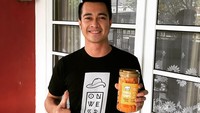 Nah, di sela-sela waktu syuting, biasanya Eza akan ngemil keripik pedas. Ia paling suka ngemil dengan keripik gurih yang satu ini. Foto: Instagram @ezagio