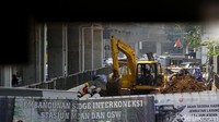 Pembangunan jembatan penghubung tersebut kini sedang berlangsung di kawasan Stasiun MRT ASEAN, Jakarta, Senin (18/11/2019).