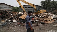 Usai penertiban, warga meminta agar alat berat tidak lagi beroperasi. Sebab, warga ingin membenahi puing-puing bangunan yang tersisa. Warga meminta waktu hingga Minggu (17/11).