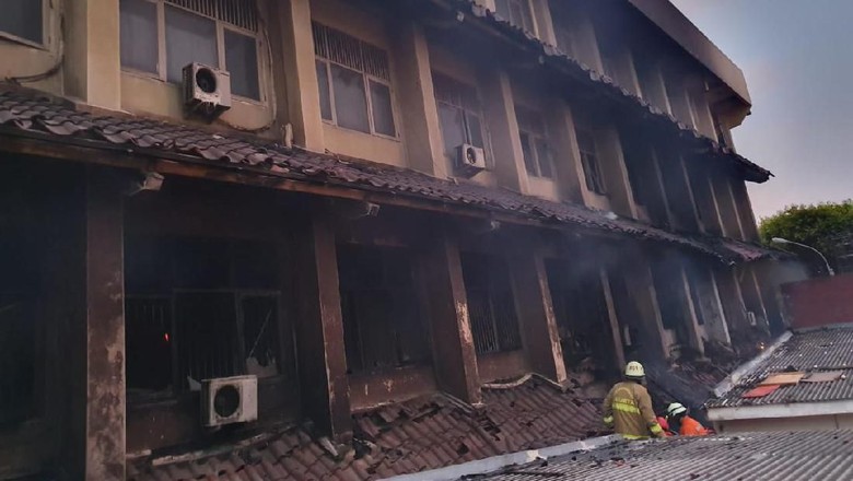 Pastikan Tak Ada Korban Terjebak, Petugas Sisir Ruangan SMK 6 Yadika Bekasi Pastikan Tak Ada Korban Terjebak, Petugas Sisir Ruangan SMK 6 Yadika Bekasi