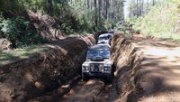 Asyik sekaligus menantang! Itulah yang dirasakan sejumlah wisatawan saat naik kendaraan Land Rover di Cikole, Lembang, Jawa Barat.