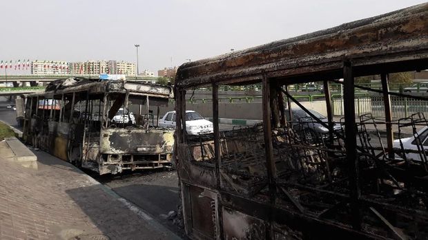 Bus-bus umum di Iran dibakar hingga tinggal rangka
